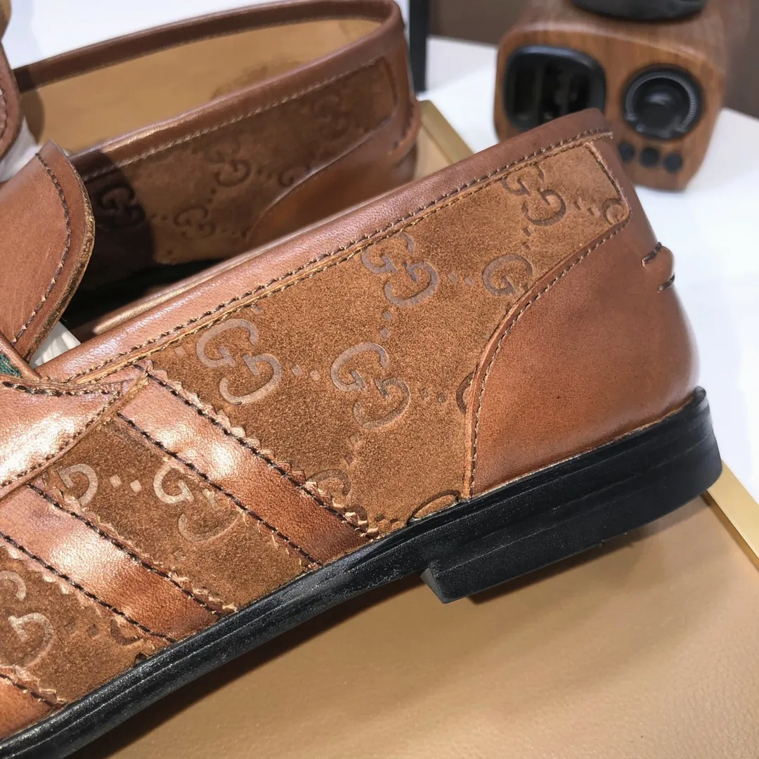 Men's shoes 💰600💰 Brand: GUCCI (Gucci) Standard size: Men's size 38/44 (45 can be customized) Grade: Same as the official website Original quality Material: Original cowhide Water-dyed cowhide lining Original rubber outsole Style category: Men's fashionable casual leather shoes Distinguished big-name luxury elements Top luxury Color: Actual picture